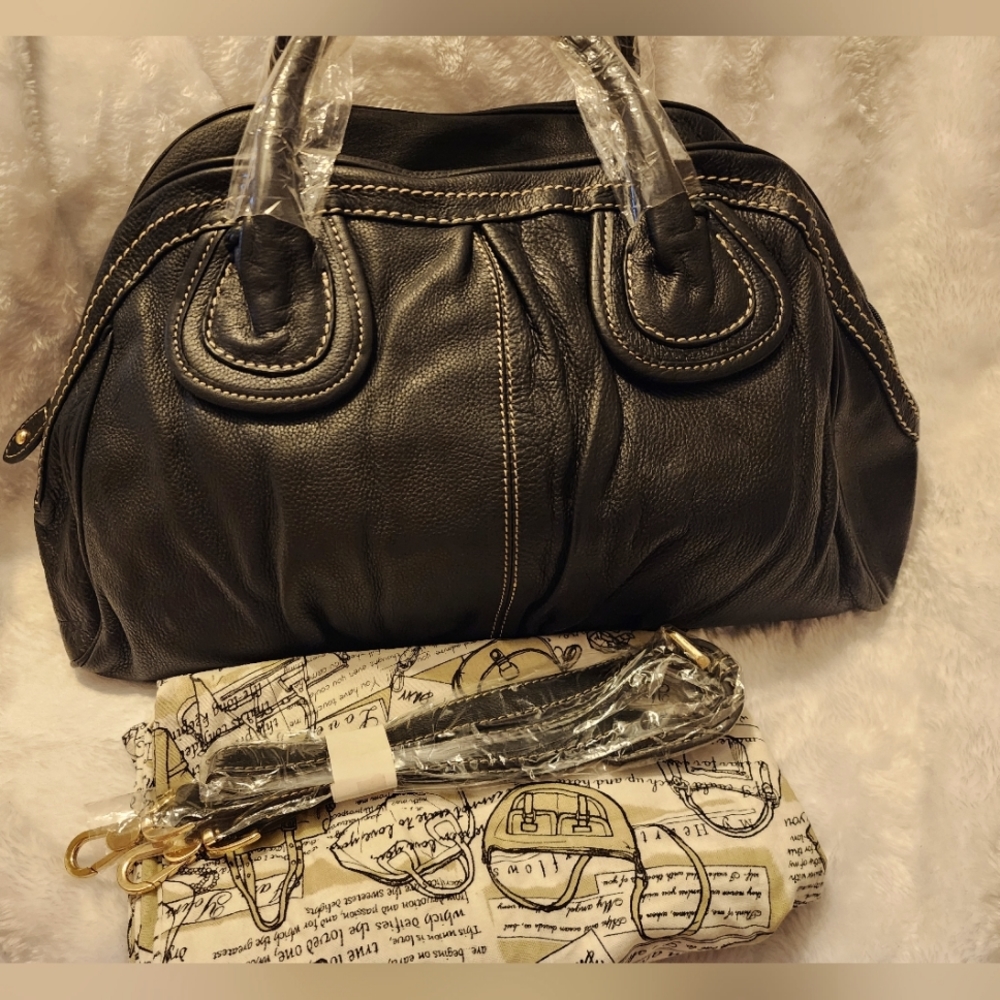 Classy black, sleek leather handbag by Barr and Barr